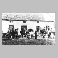 089-0017 Die Familie Fritz Schulz auf dem Hof ihres Hauses mit Pferden und Wagen.jpg